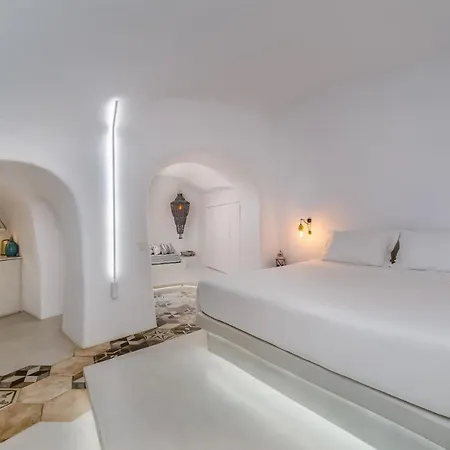 Solstice Luxury Oia (Santorini)